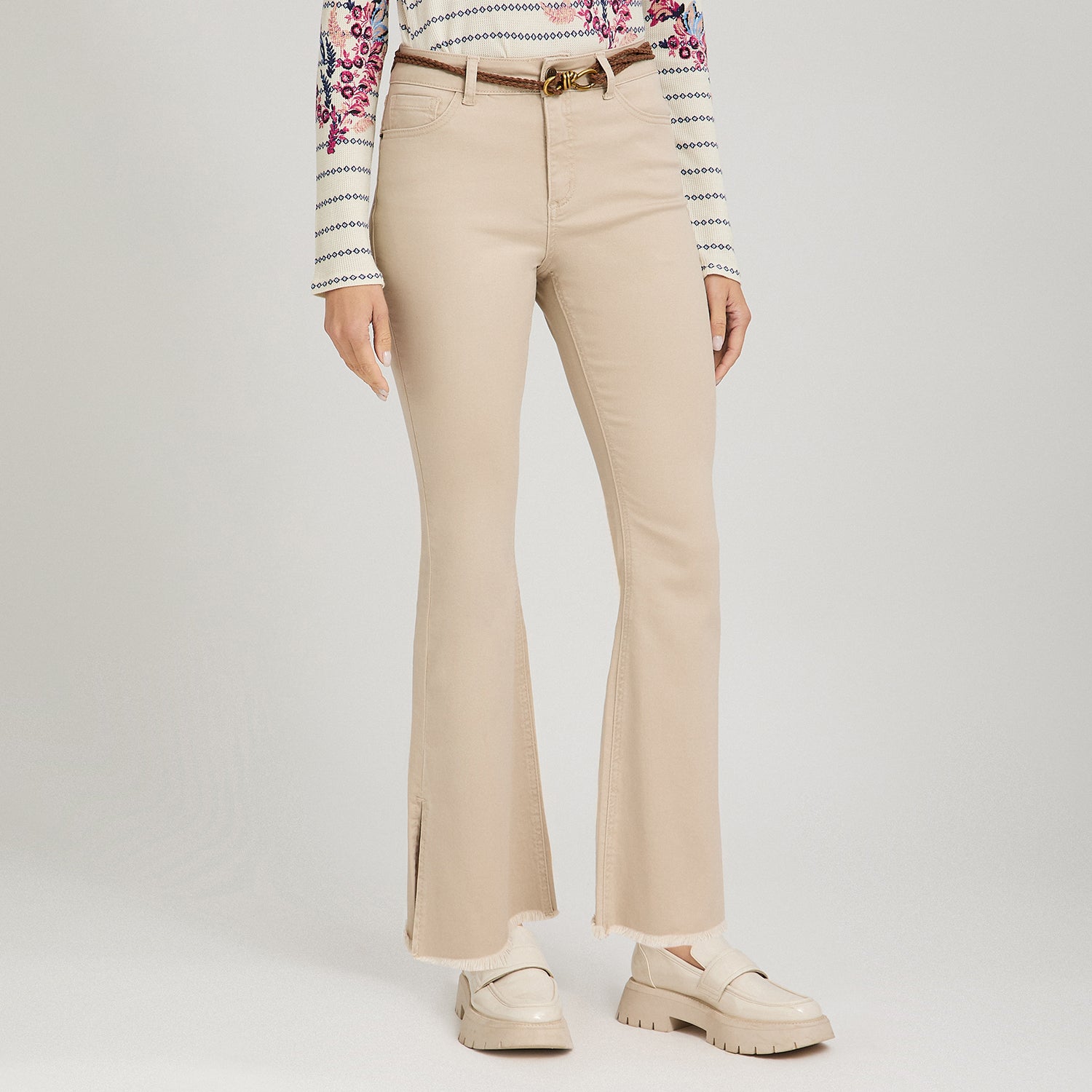 Jeans Flare con Cinturón Beige